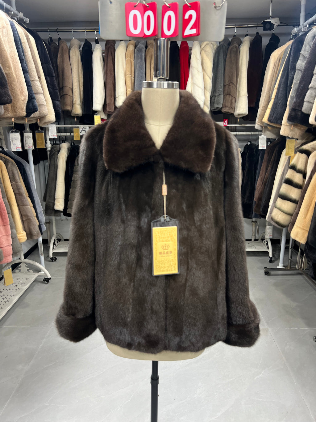 Brown mink coat with a shawl collar and turn-up cuffs.002