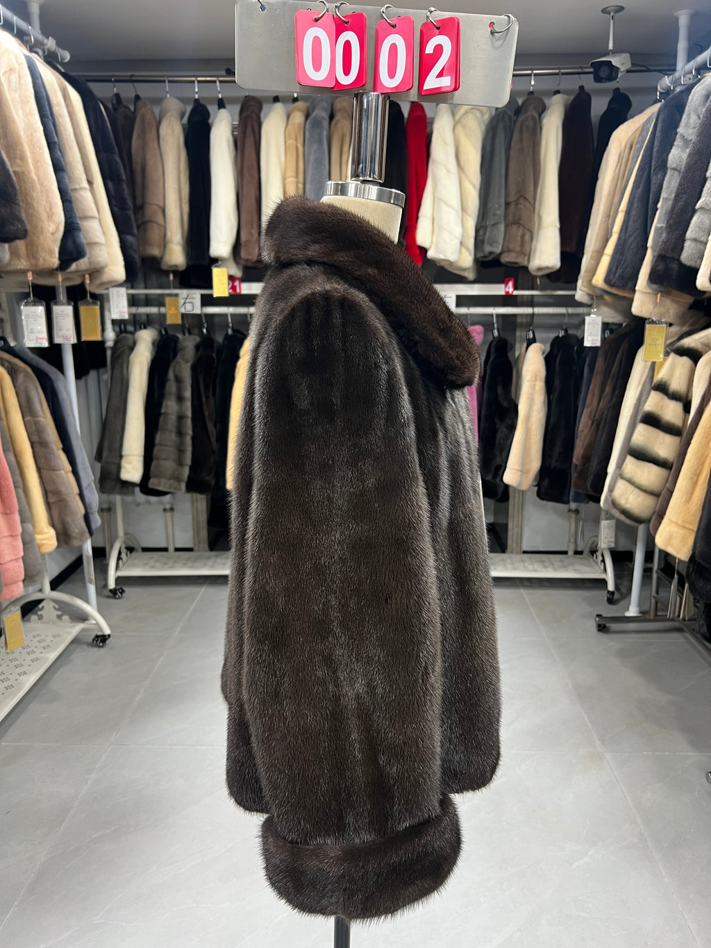 Brown mink coat with a shawl collar and turn-up cuffs.002