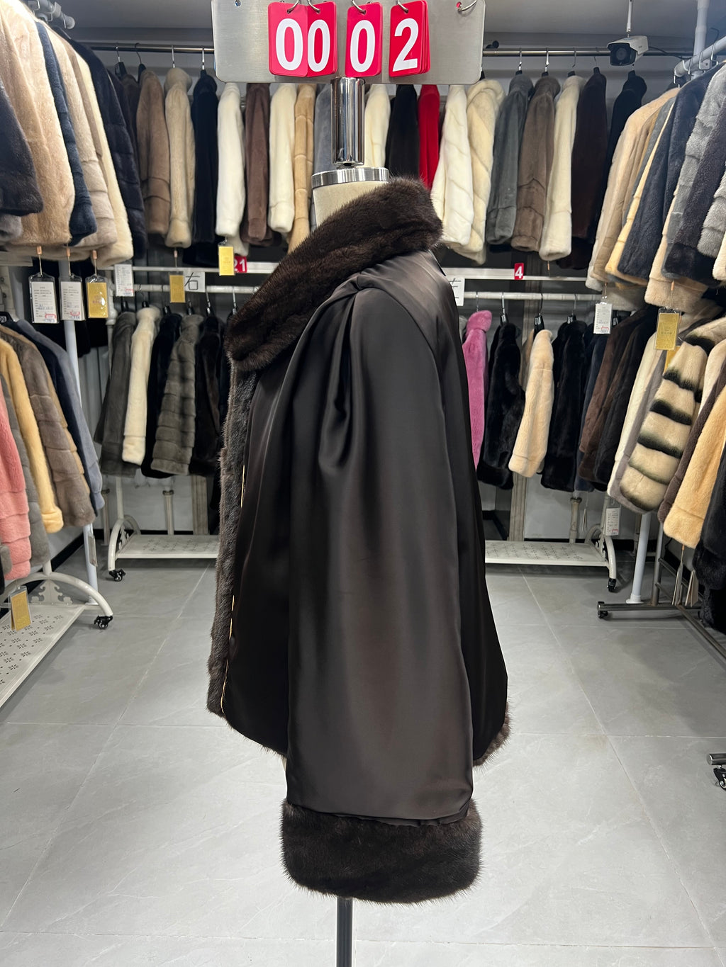 Brown mink coat with a shawl collar and turn-up cuffs.002