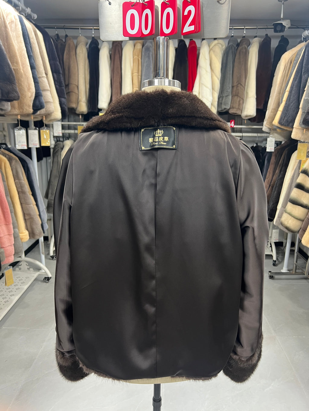 Brown mink coat with a shawl collar and turn-up cuffs.002