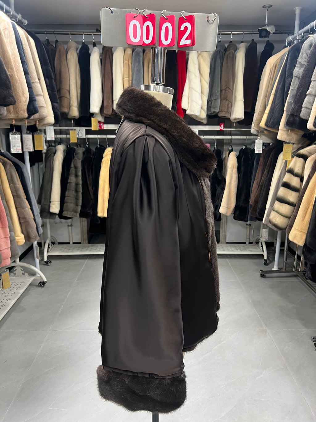 Brown mink coat with a shawl collar and turn-up cuffs.002