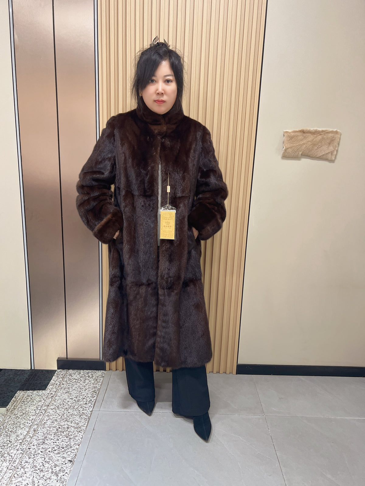 No. 158 Dark-toned mink fur coat featuring a stand-up collar and turn-up cuffs.