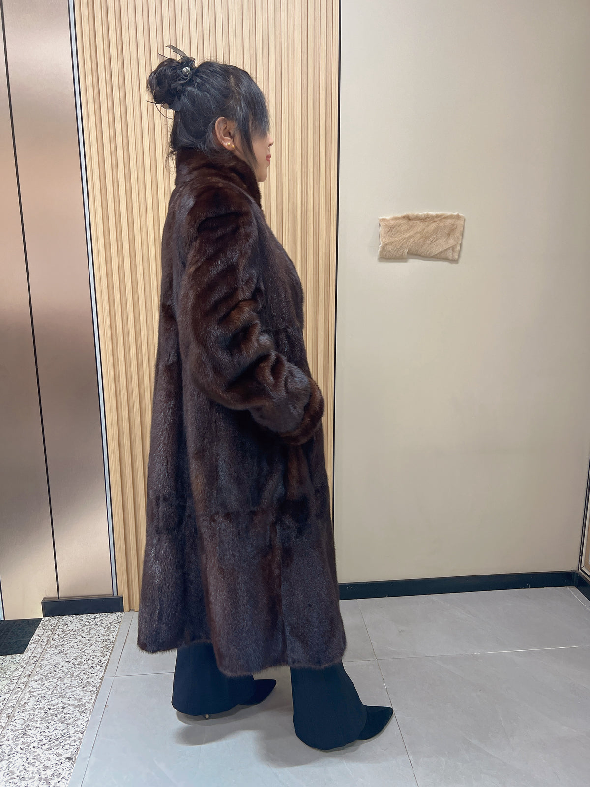 No. 158 Dark-toned mink fur coat featuring a stand-up collar and turn-up cuffs.