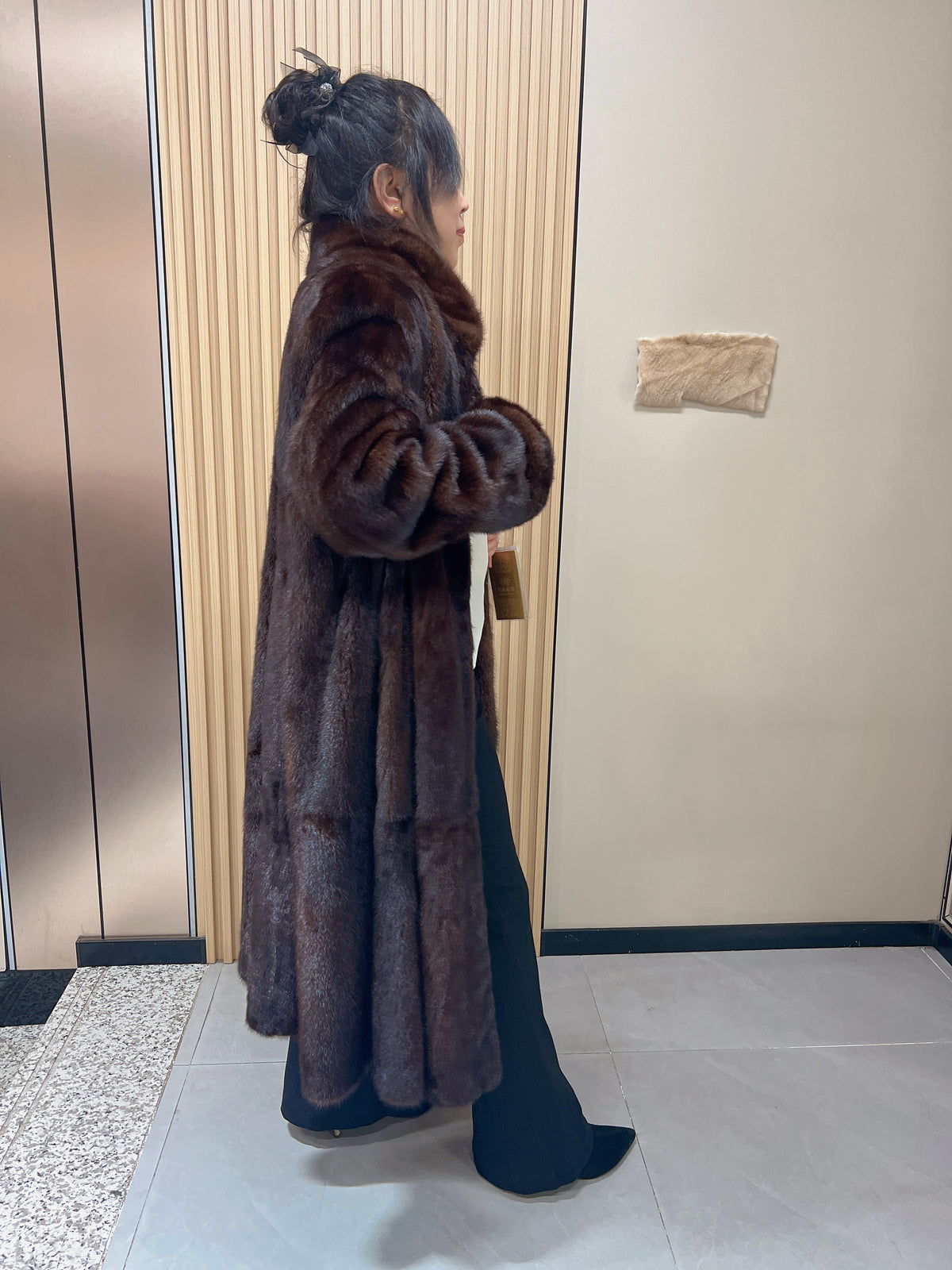 No. 158 Dark-toned mink fur coat featuring a stand-up collar and turn-up cuffs.