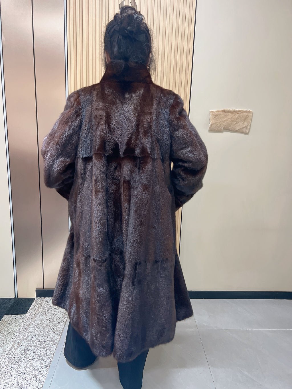 No. 158 Dark-toned mink fur coat featuring a stand-up collar and turn-up cuffs.