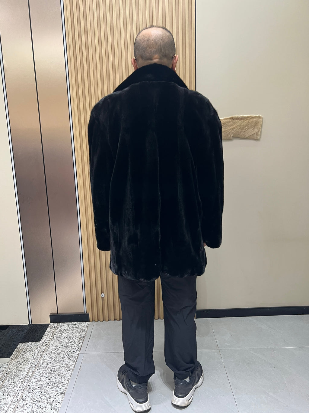 No. 122 Men's Mink Coat with Lapel and Button-Front Closure