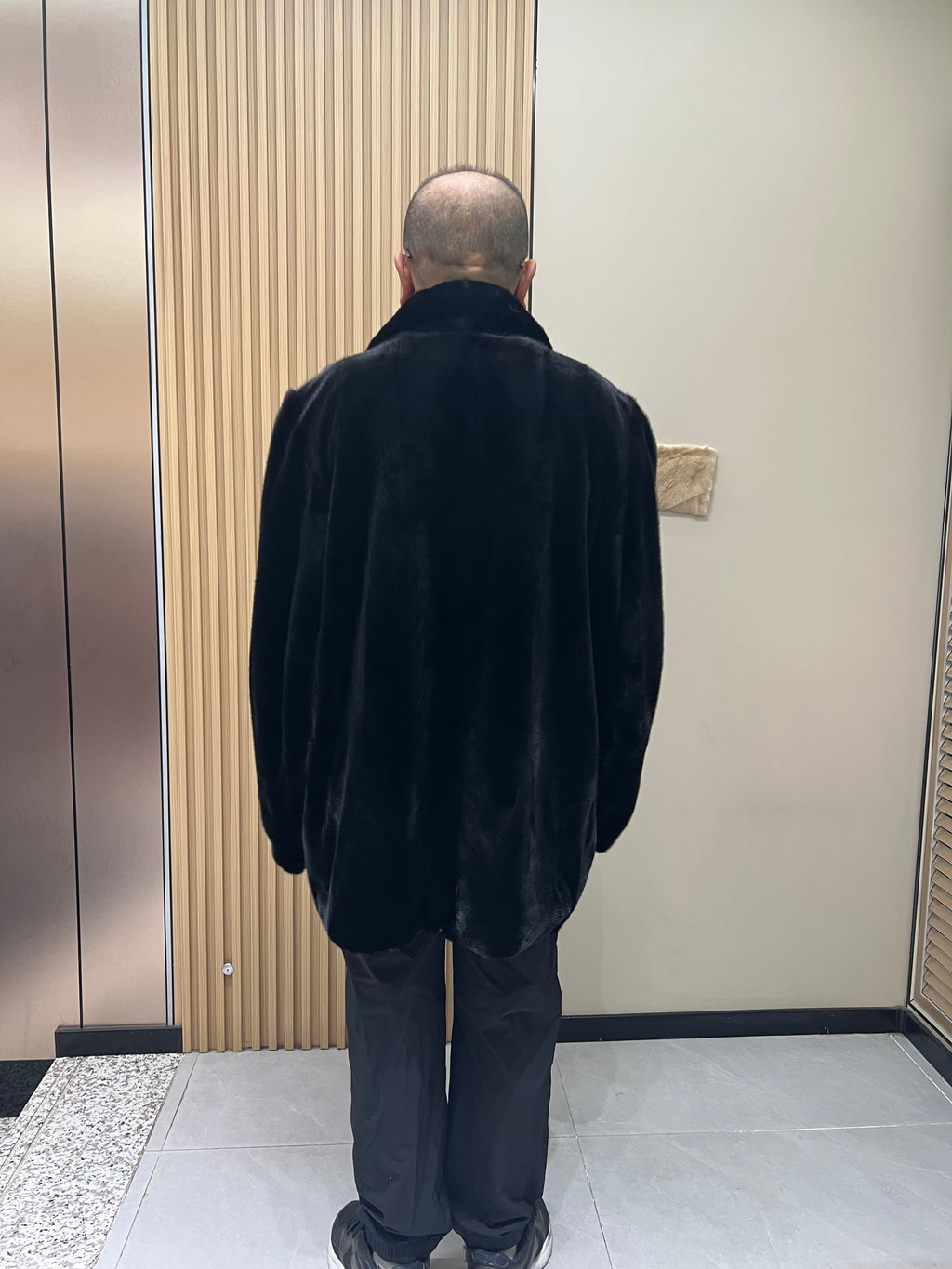 No. 124 Men's black mink coat featuring a button-front design and a suit-style lapel.