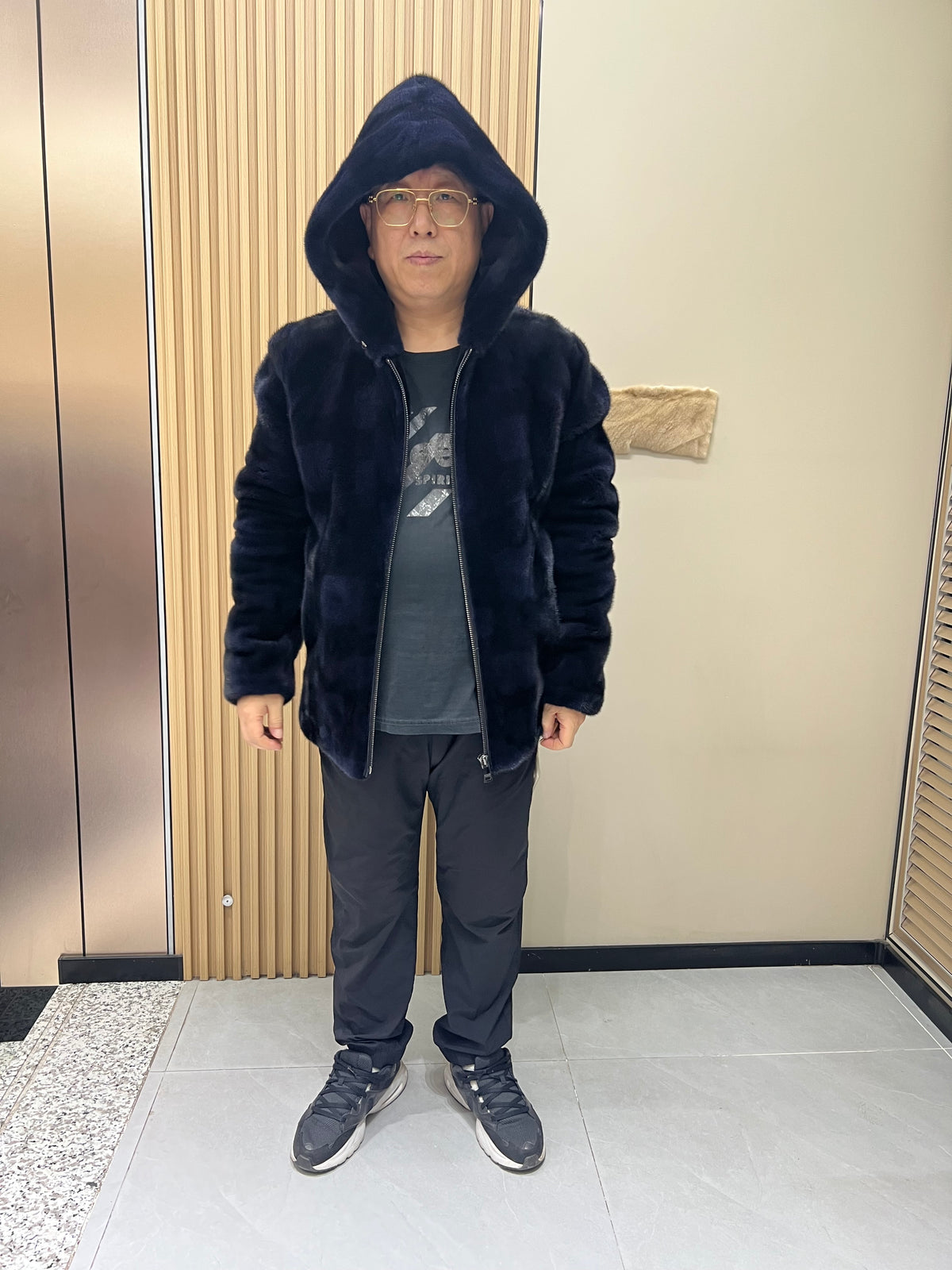 No. 129 Men's dark blue hooded mink coat with front zip closure.