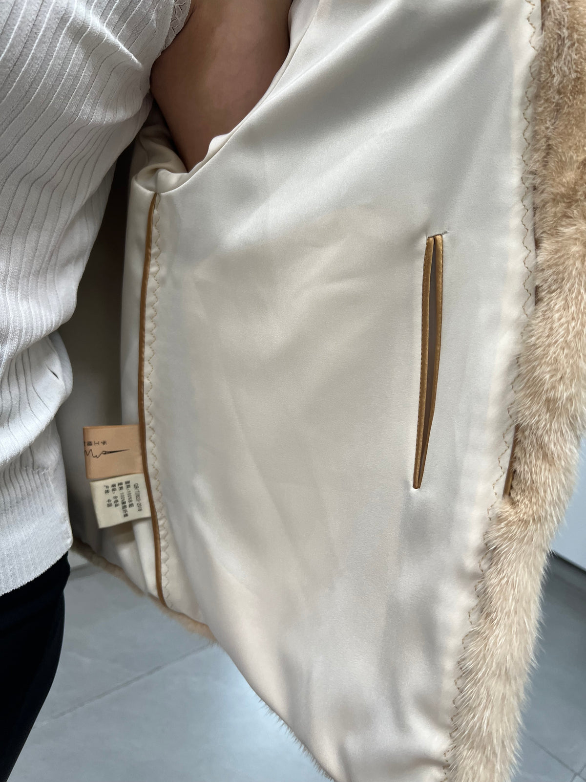 No. 247 Beige V-neck mink fur coat