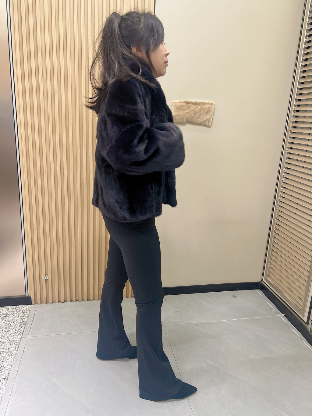 No. 290 dark brown mink fur coat, featuring a convertible stand/fold-down collar.