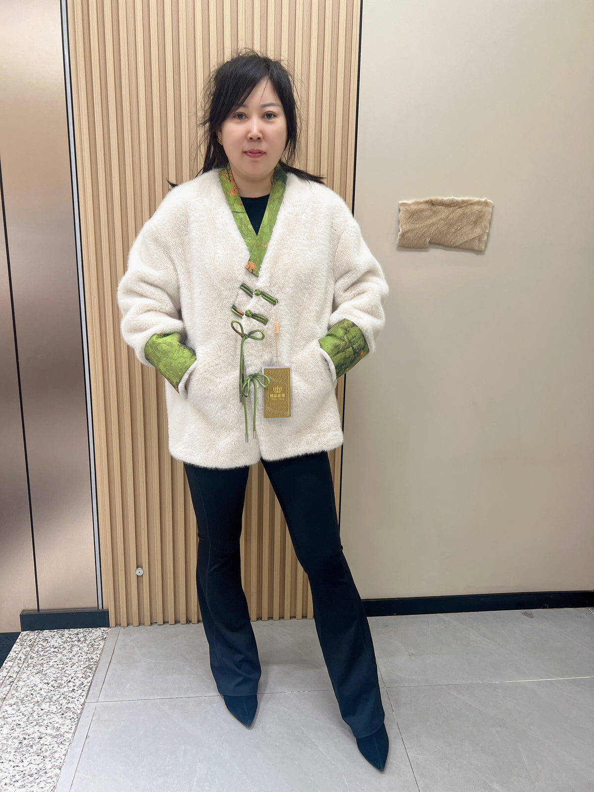 No. 278 off-white "New Chinese-style" faux fur coat, featuring a V-neck design and traditional Chinese frog button details.