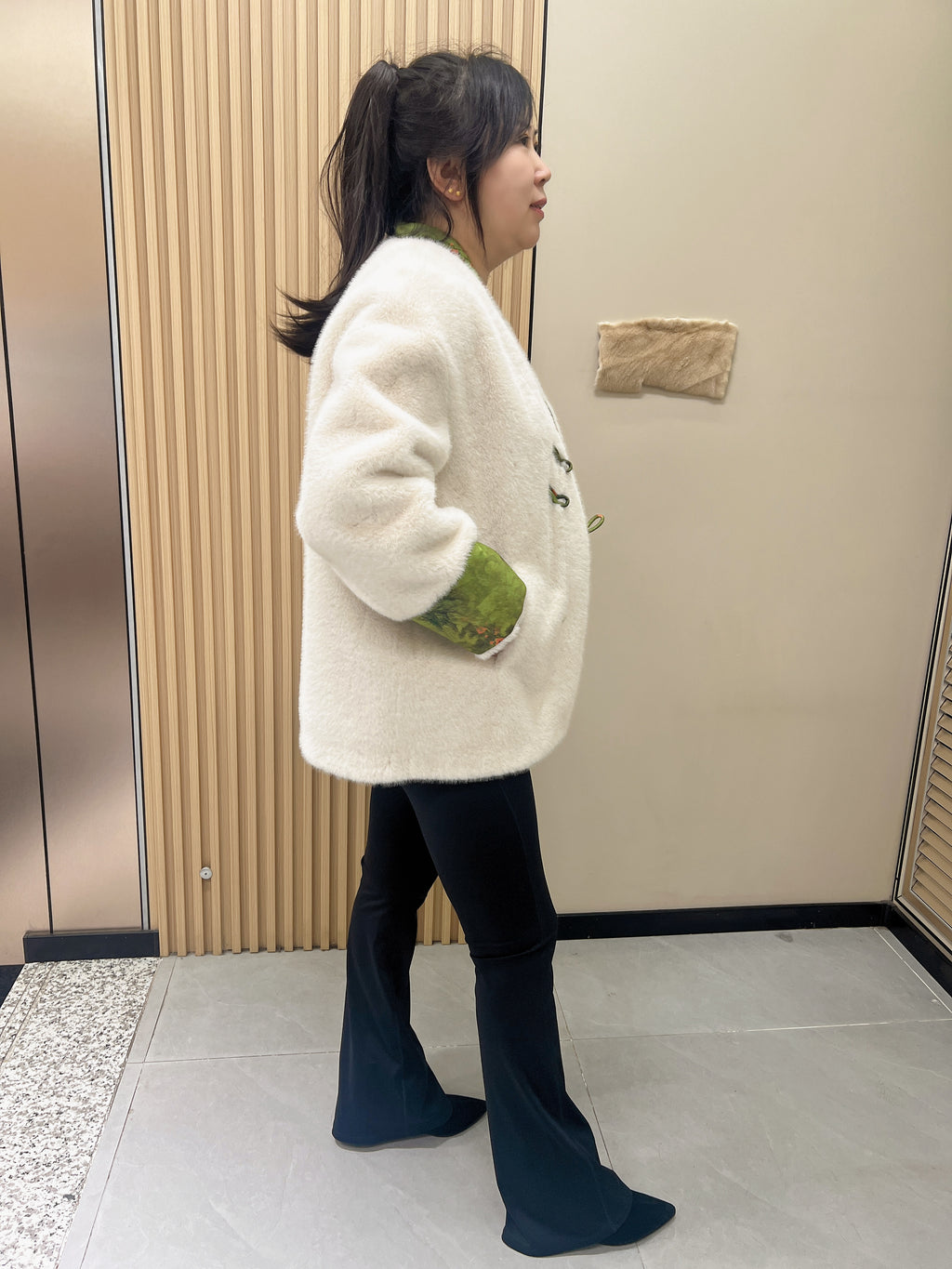 No. 278 off-white "New Chinese-style" faux fur coat, featuring a V-neck design and traditional Chinese frog button details.