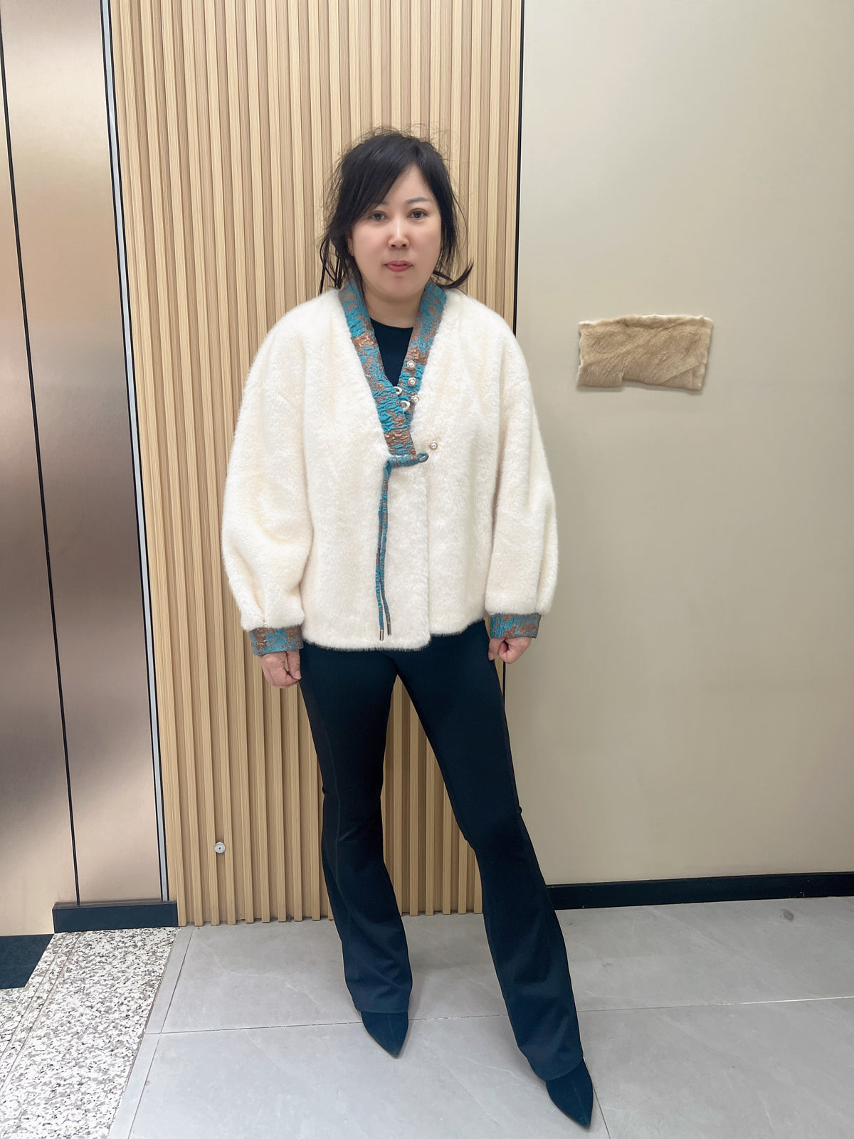 No. 281 off-white V-neck faux fur coat in a modern Chinese style, featuring traditional frog button closures.