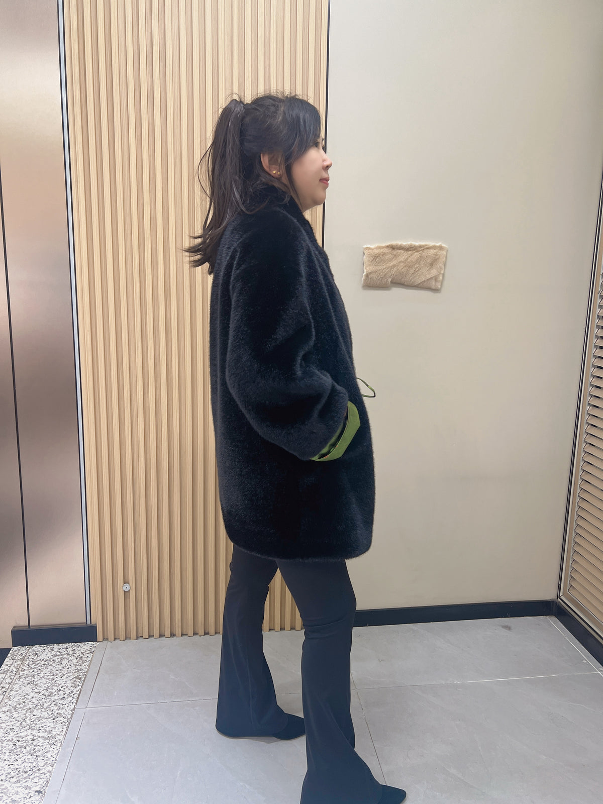 No. 280: A black faux-fur jacket featuring a stand collar, blending "New Chinese-style" aesthetics with traditional frog closures.