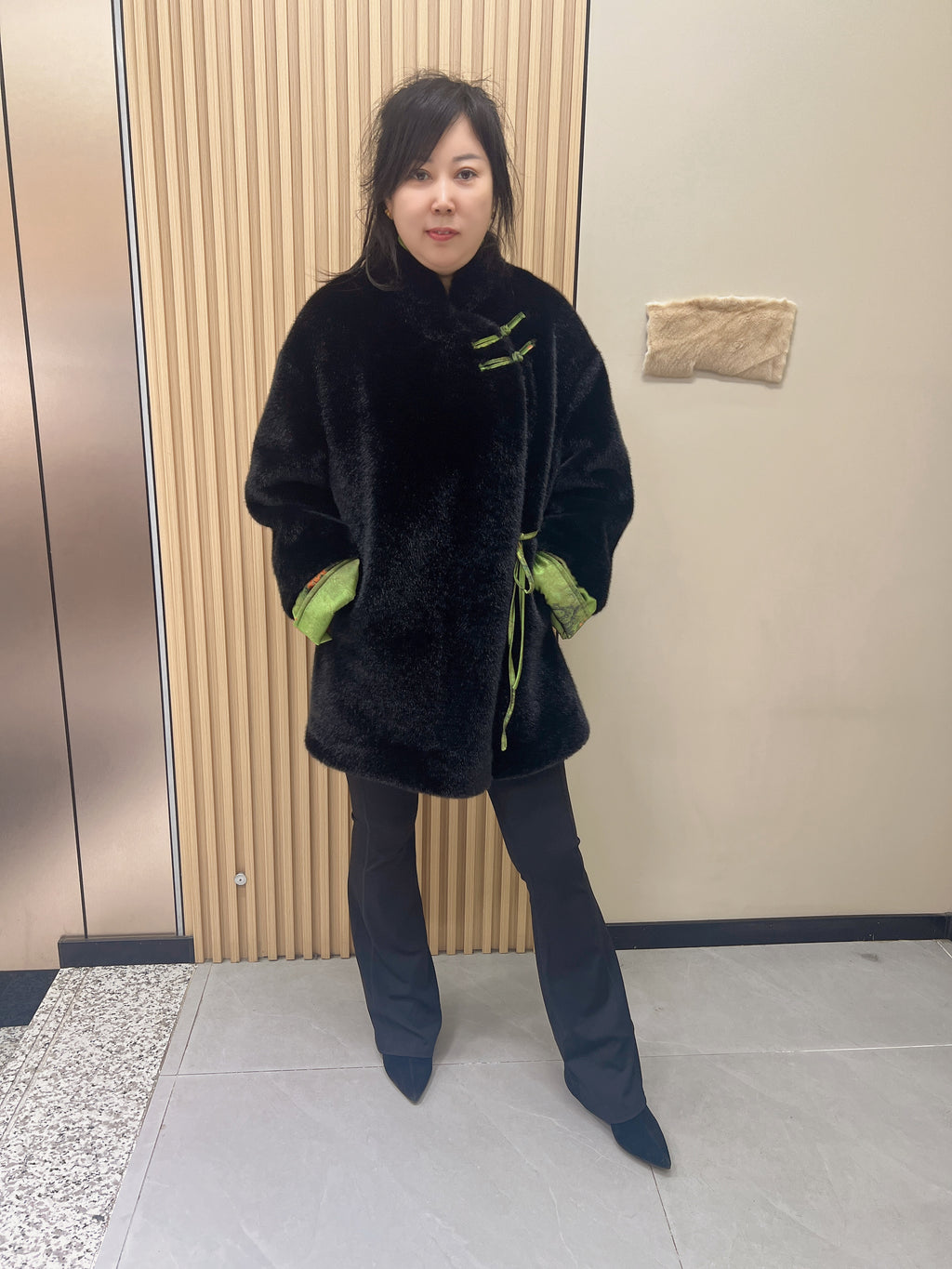 No. 280: A black faux-fur jacket featuring a stand collar, blending "New Chinese-style" aesthetics with traditional frog closures.