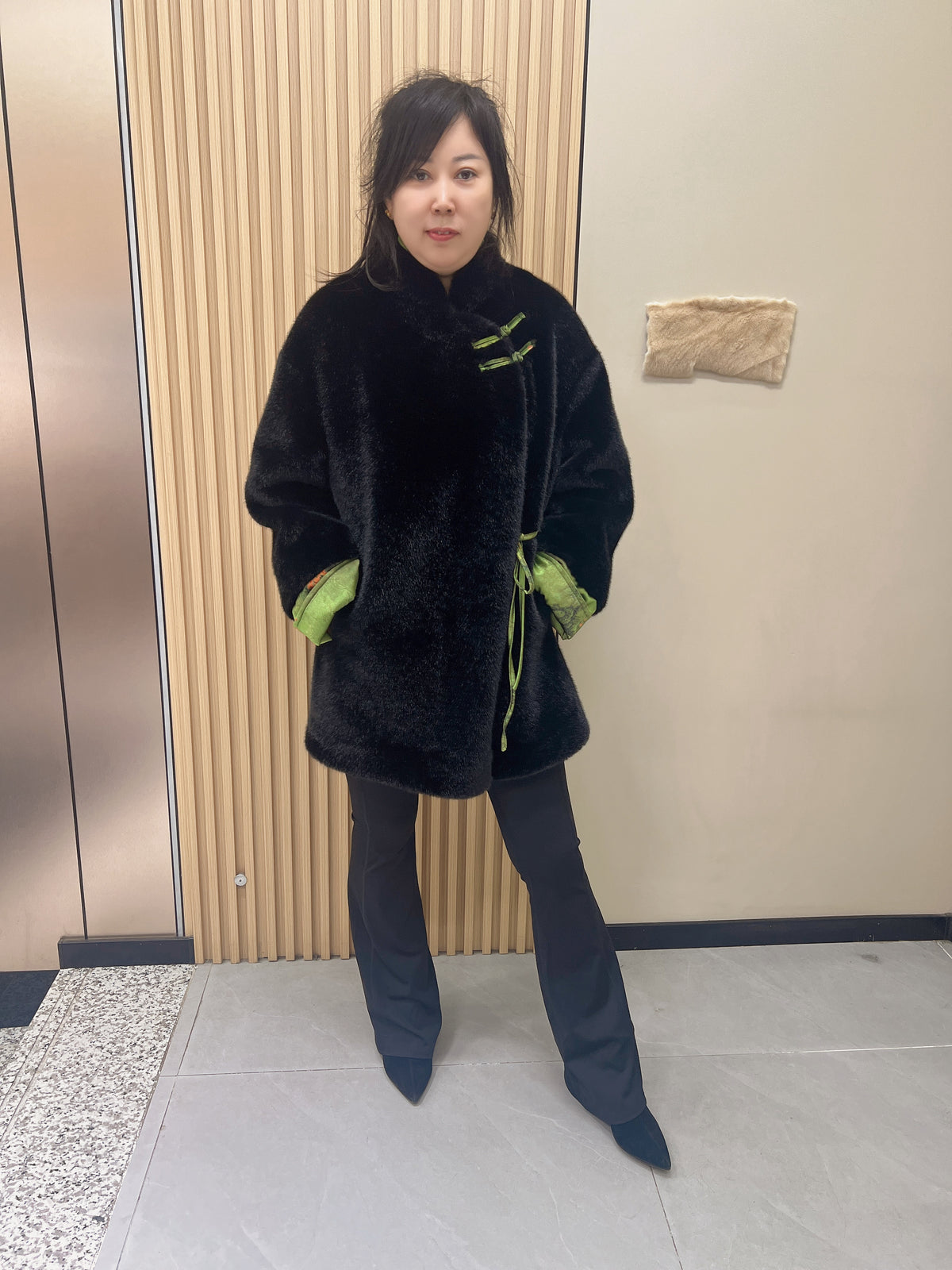 No. 280: A black faux-fur jacket featuring a stand collar, blending "New Chinese-style" aesthetics with traditional frog closures.