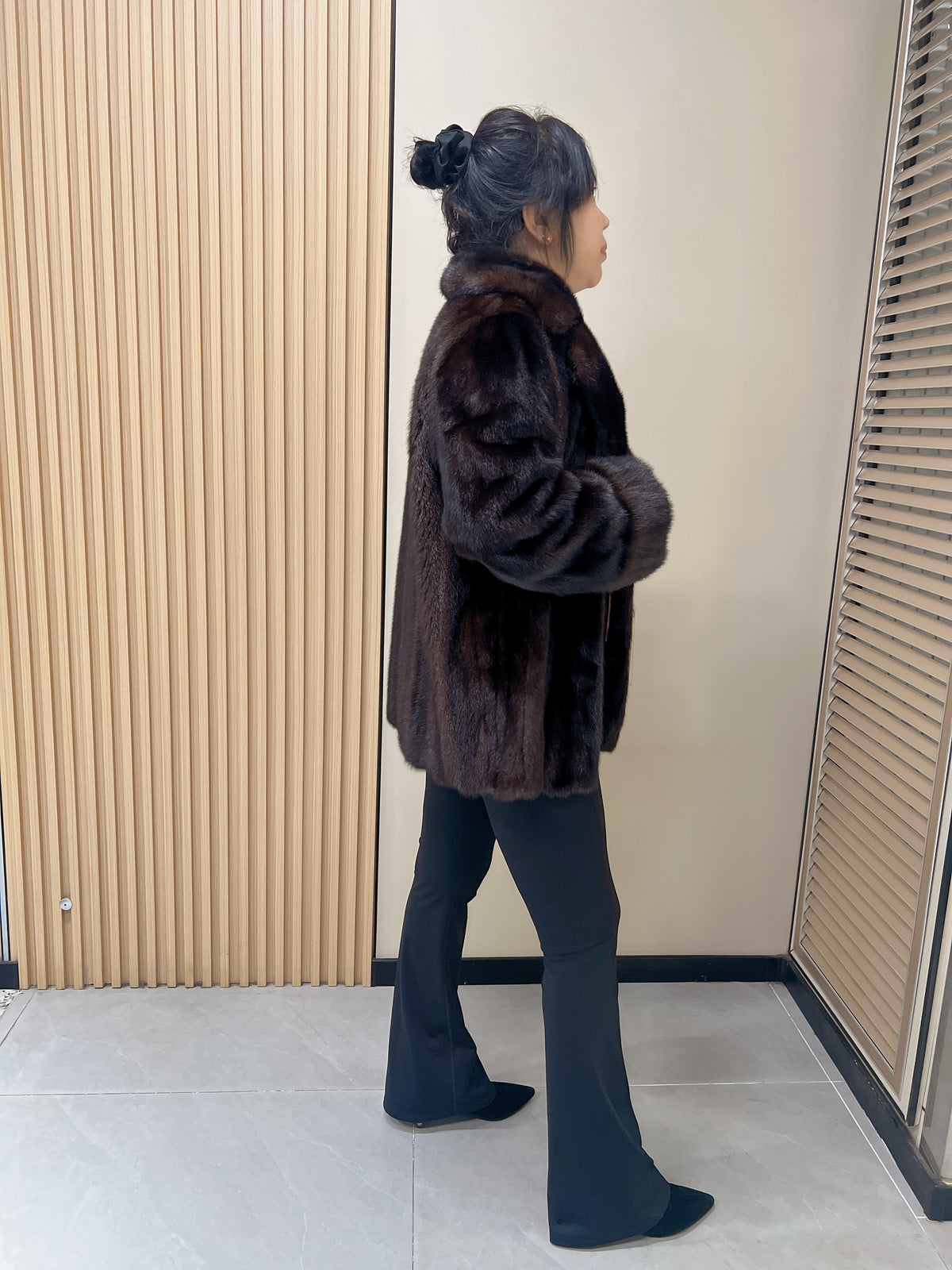 No. 302 dark brown mink fur coat, featuring a tailored collar and turn-up cuffs.