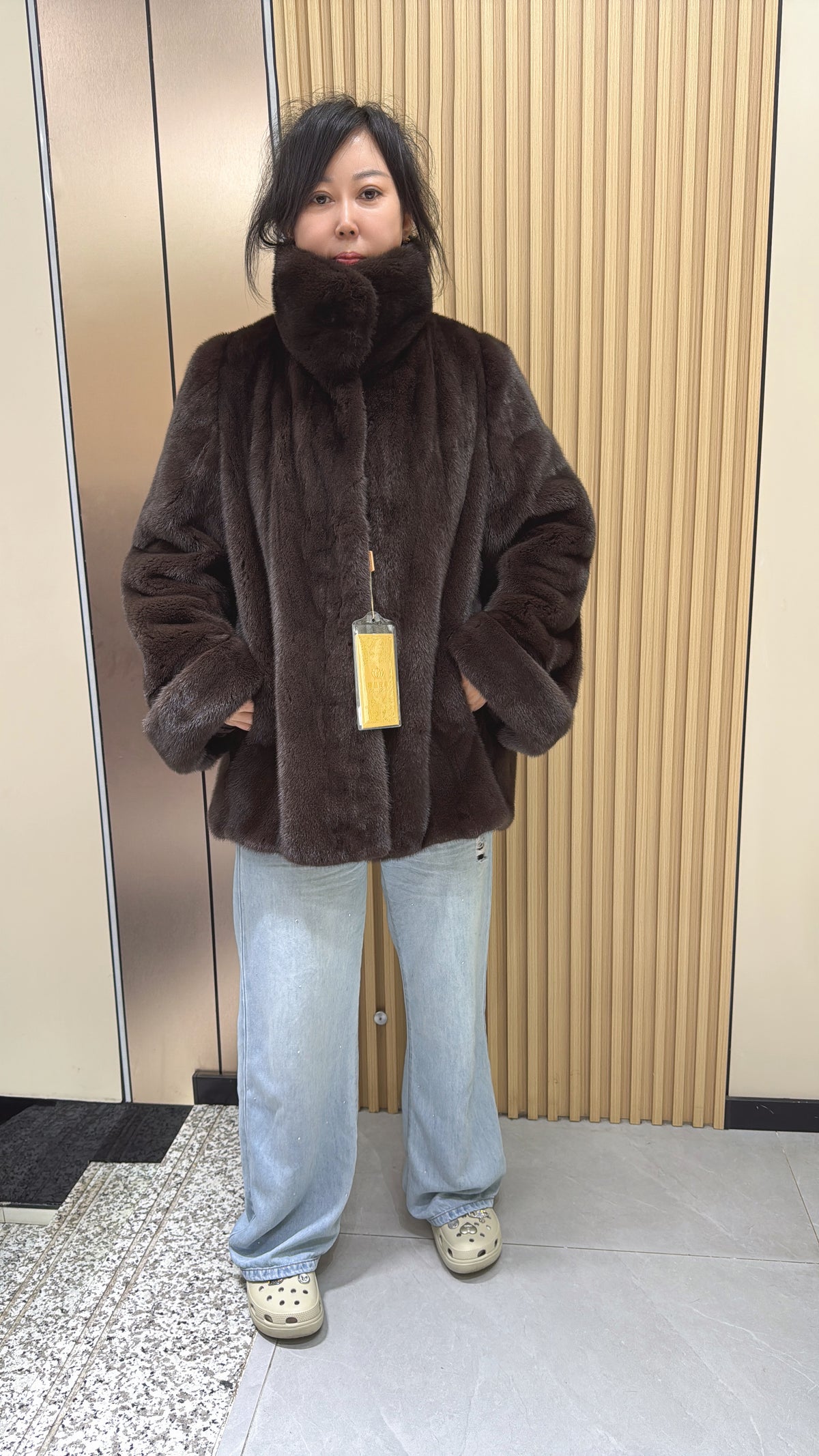 No. 014 Brown mink coat with large lapels and turn-up cuffs