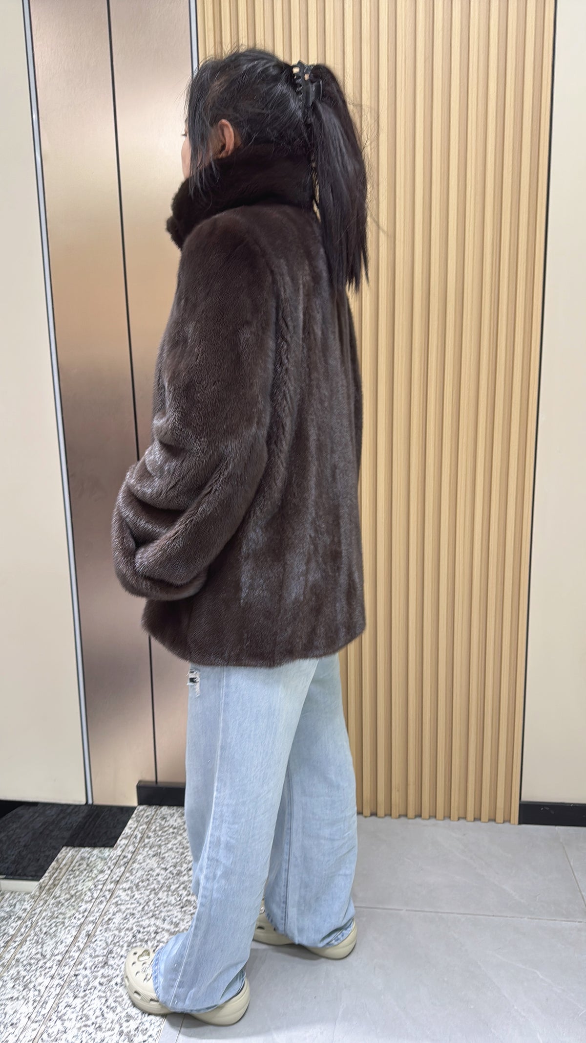 No. 014 Brown mink coat with large lapels and turn-up cuffs