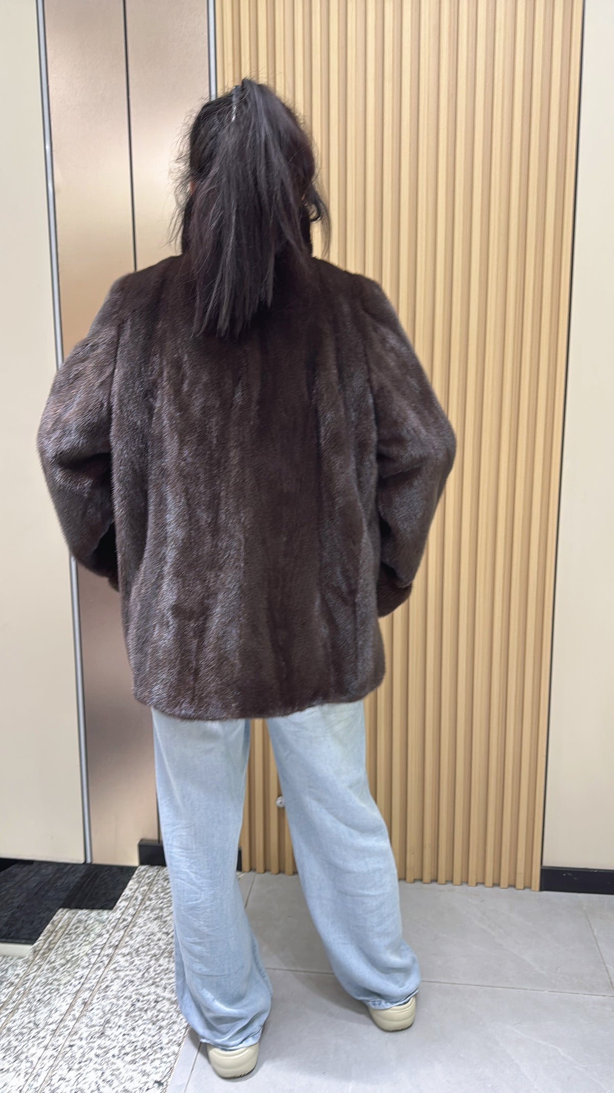No. 014 Brown mink coat with large lapels and turn-up cuffs