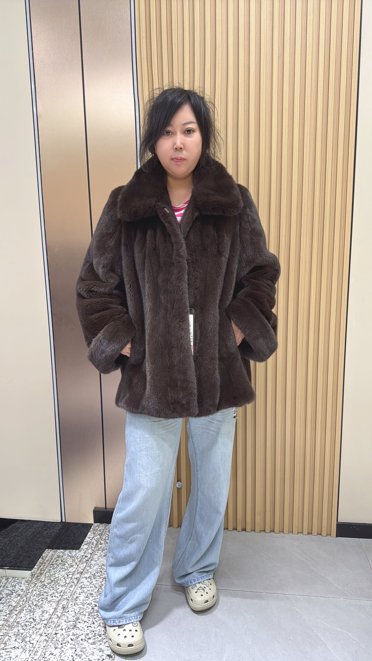 No. 014 Brown mink coat with large lapels and turn-up cuffs