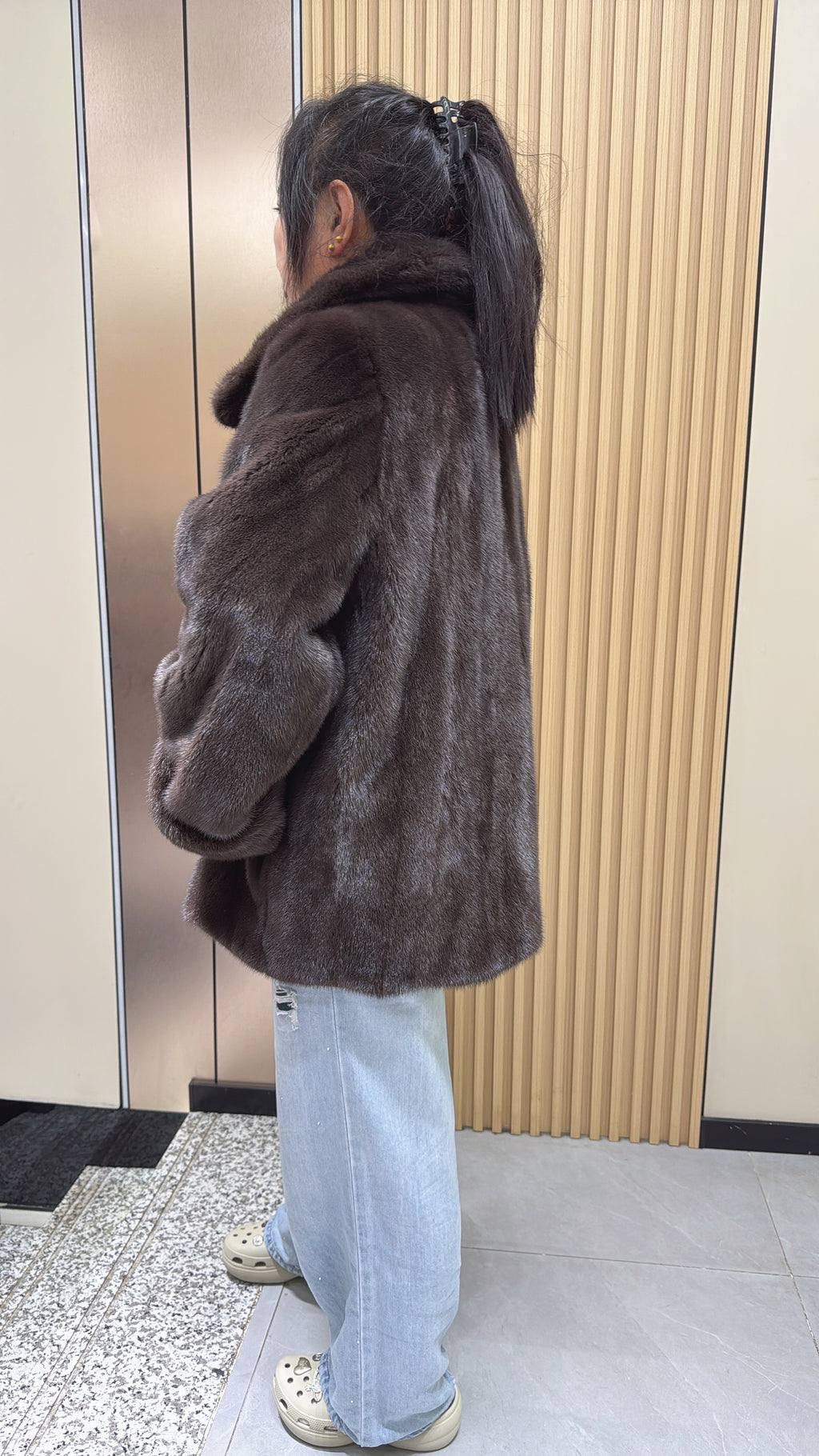No. 014 Brown mink coat with large lapels and turn-up cuffs