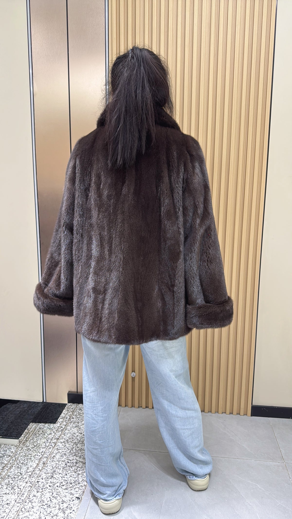 No. 014 Brown mink coat with large lapels and turn-up cuffs
