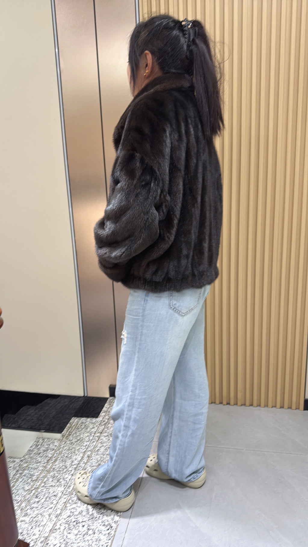 035 Brown mink fur coat featuring a lapel collar, batwing sleeves, and a turn-up cuff design.