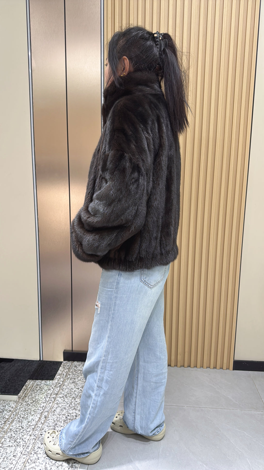 035 Brown mink fur coat featuring a lapel collar, batwing sleeves, and a turn-up cuff design.