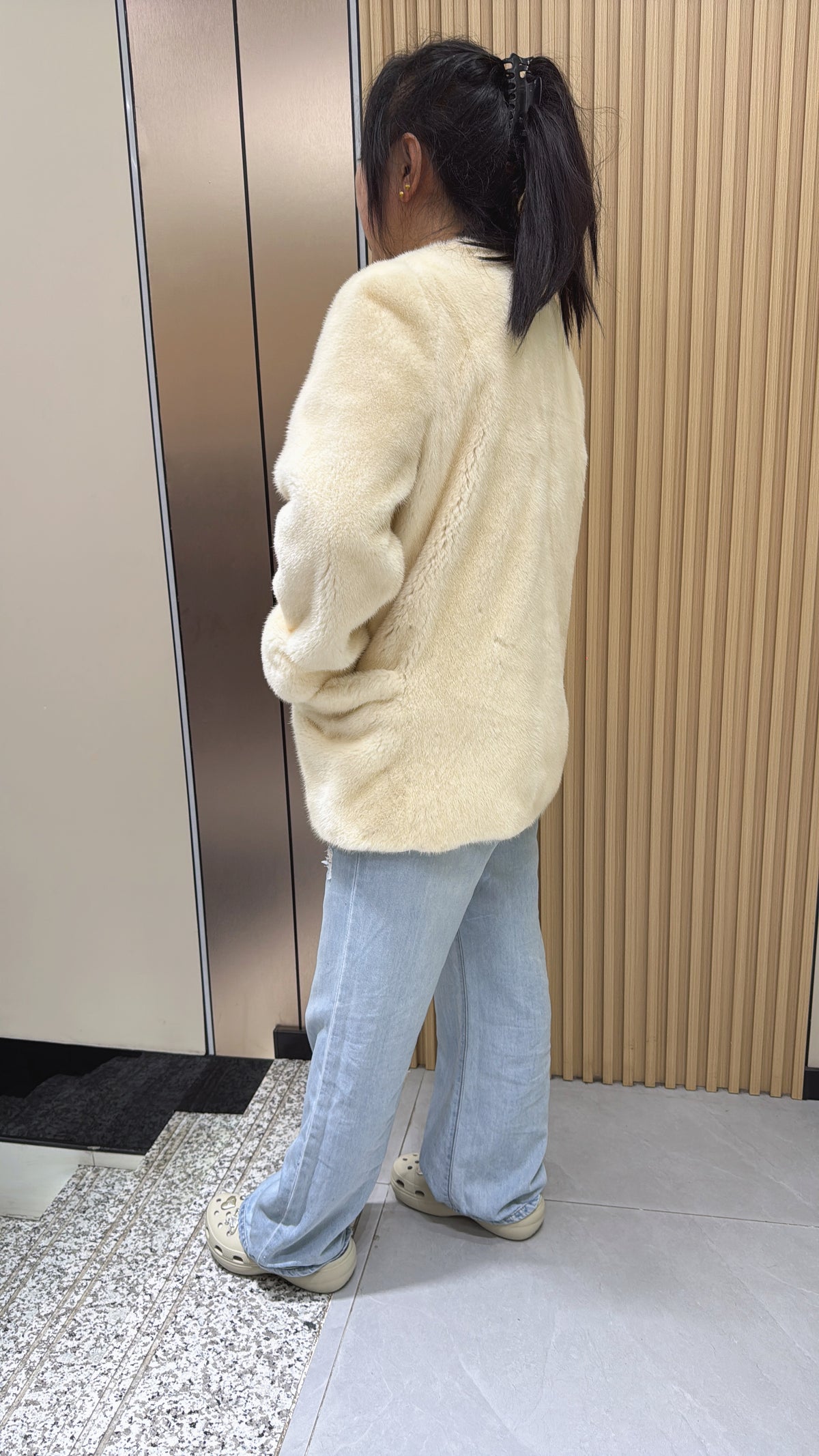 No. 005 White velvet-finish mink coat with a round-neck design.