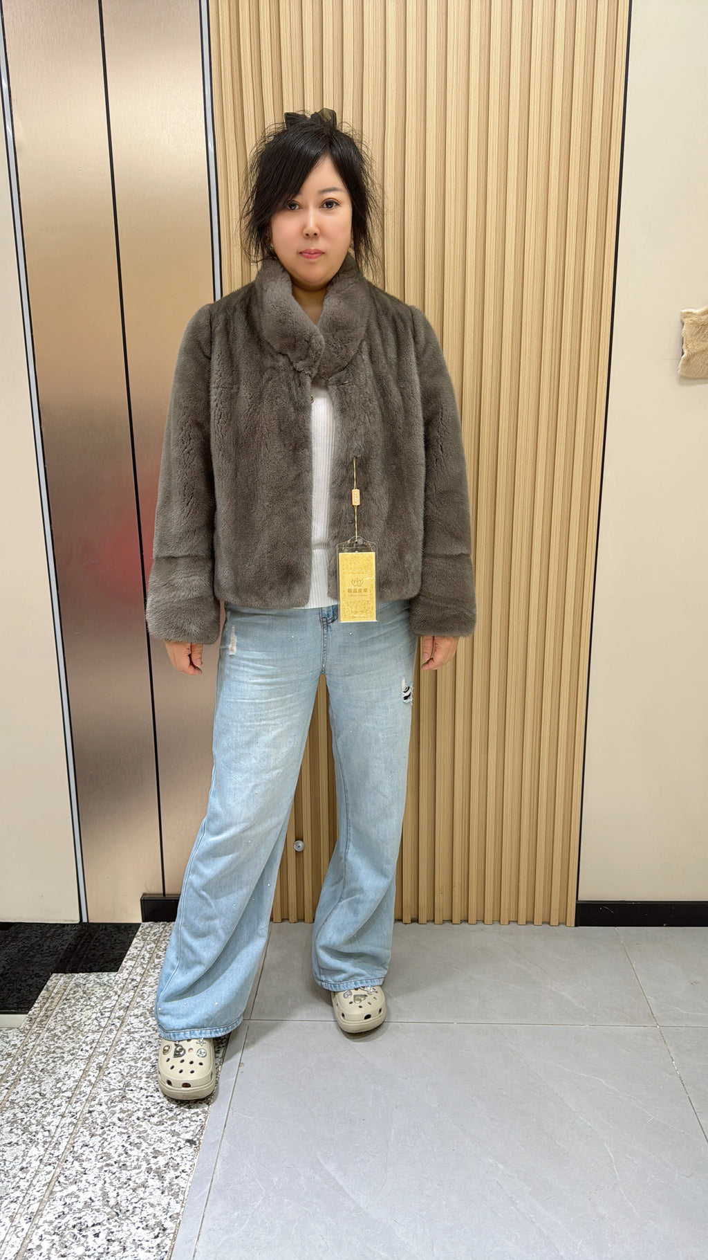 032 Latte-grey mink fur coat with a stand-up collar.
