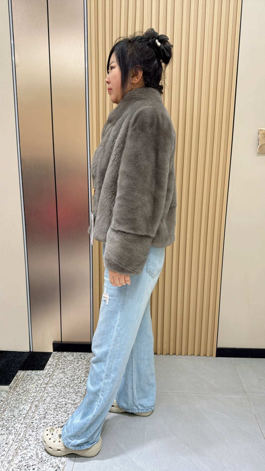 032 Latte-grey mink fur coat with a stand-up collar.