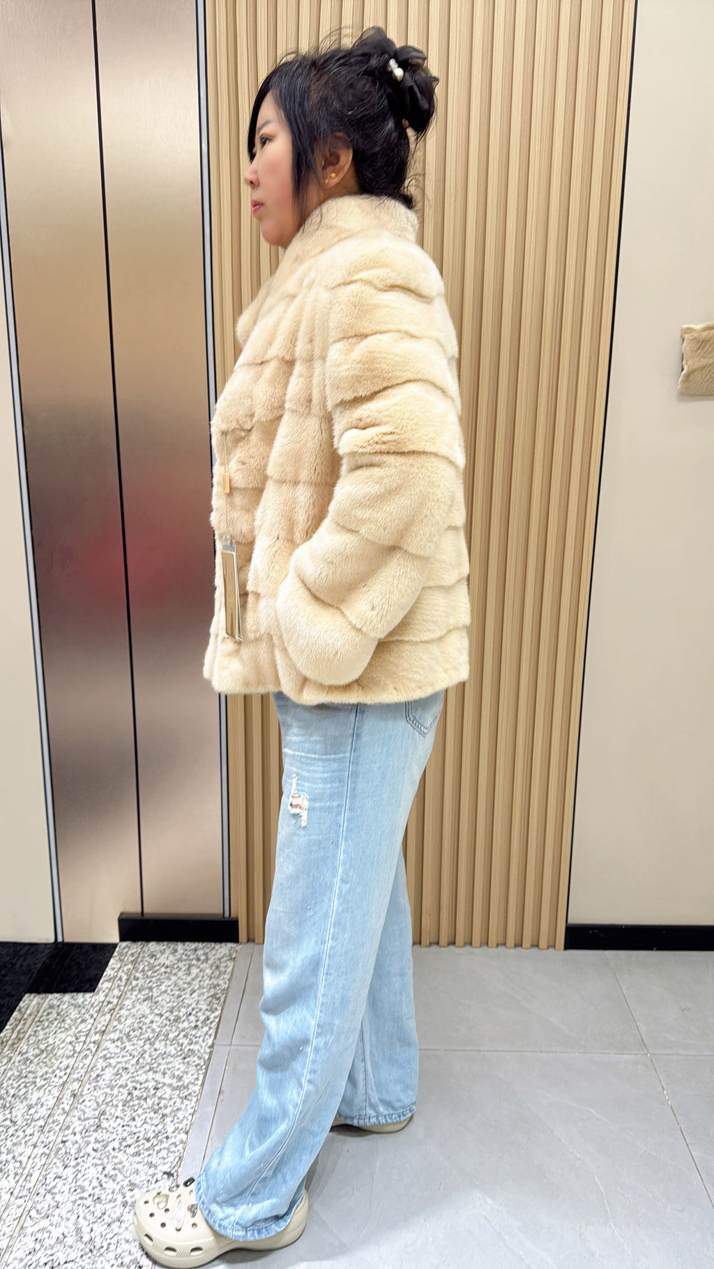 No. 017 Beige horizontal-pelt mink coat with a stand-up collar.