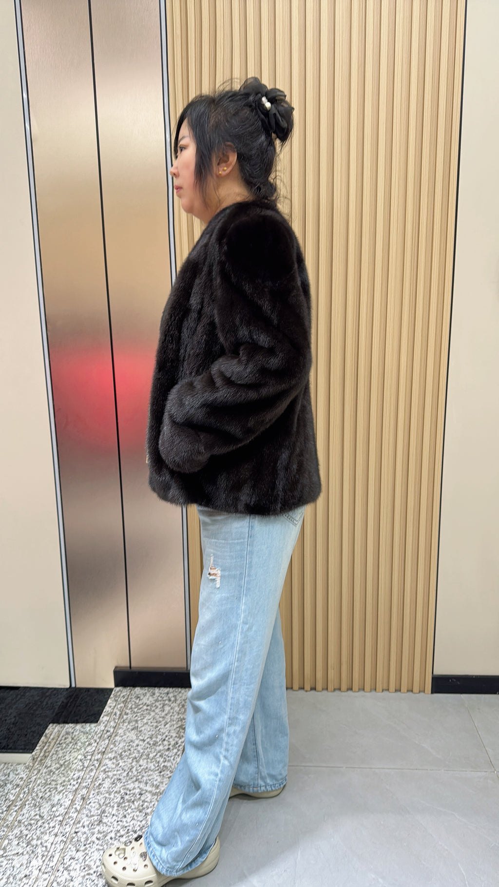 028 Brown V-neck velvet-finish mink fur coat