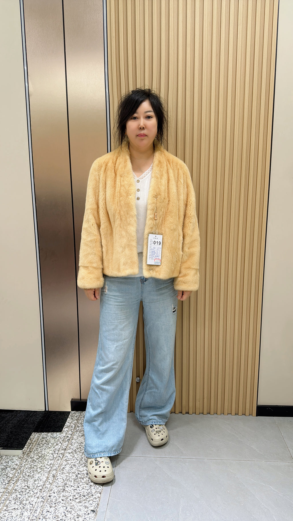 No. 019 Beige V-neck mink coat