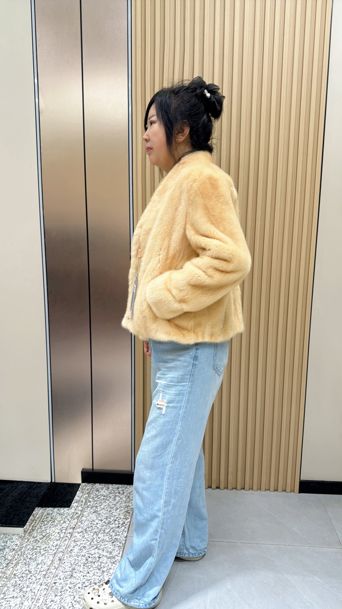 No. 019 Beige V-neck mink coat