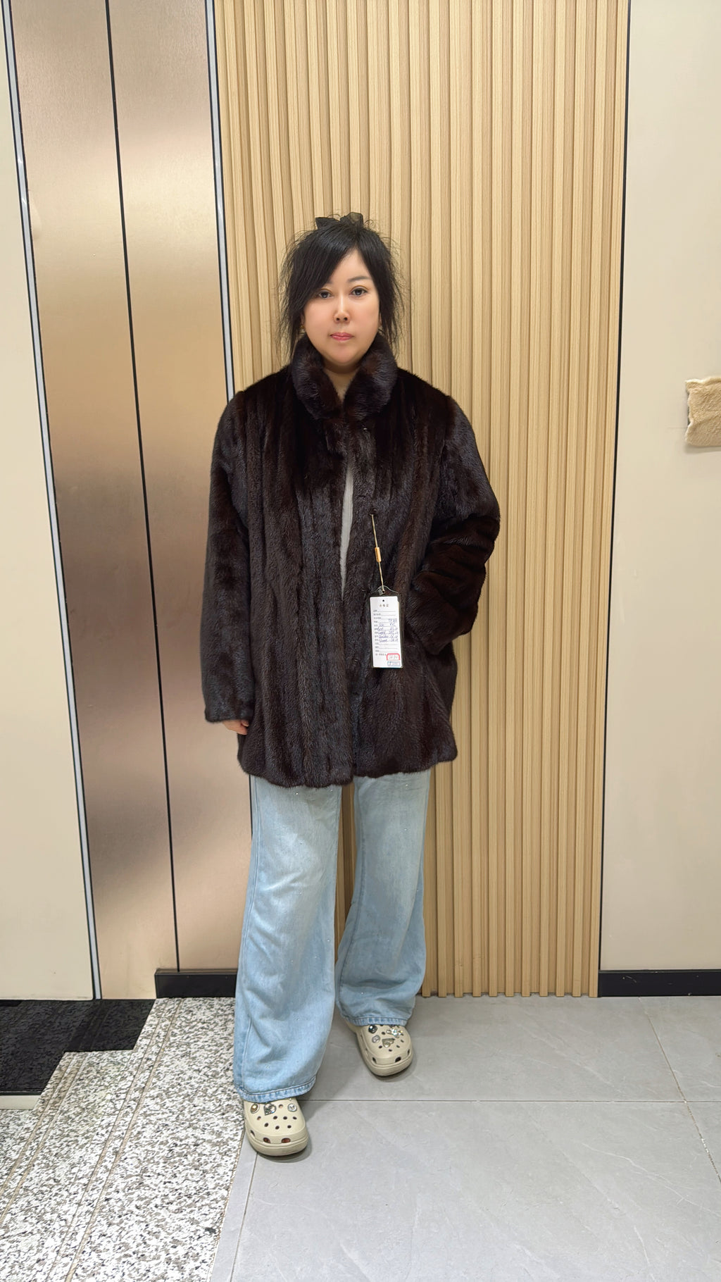 052 Brown mink fur coat with a stand-up collar design.