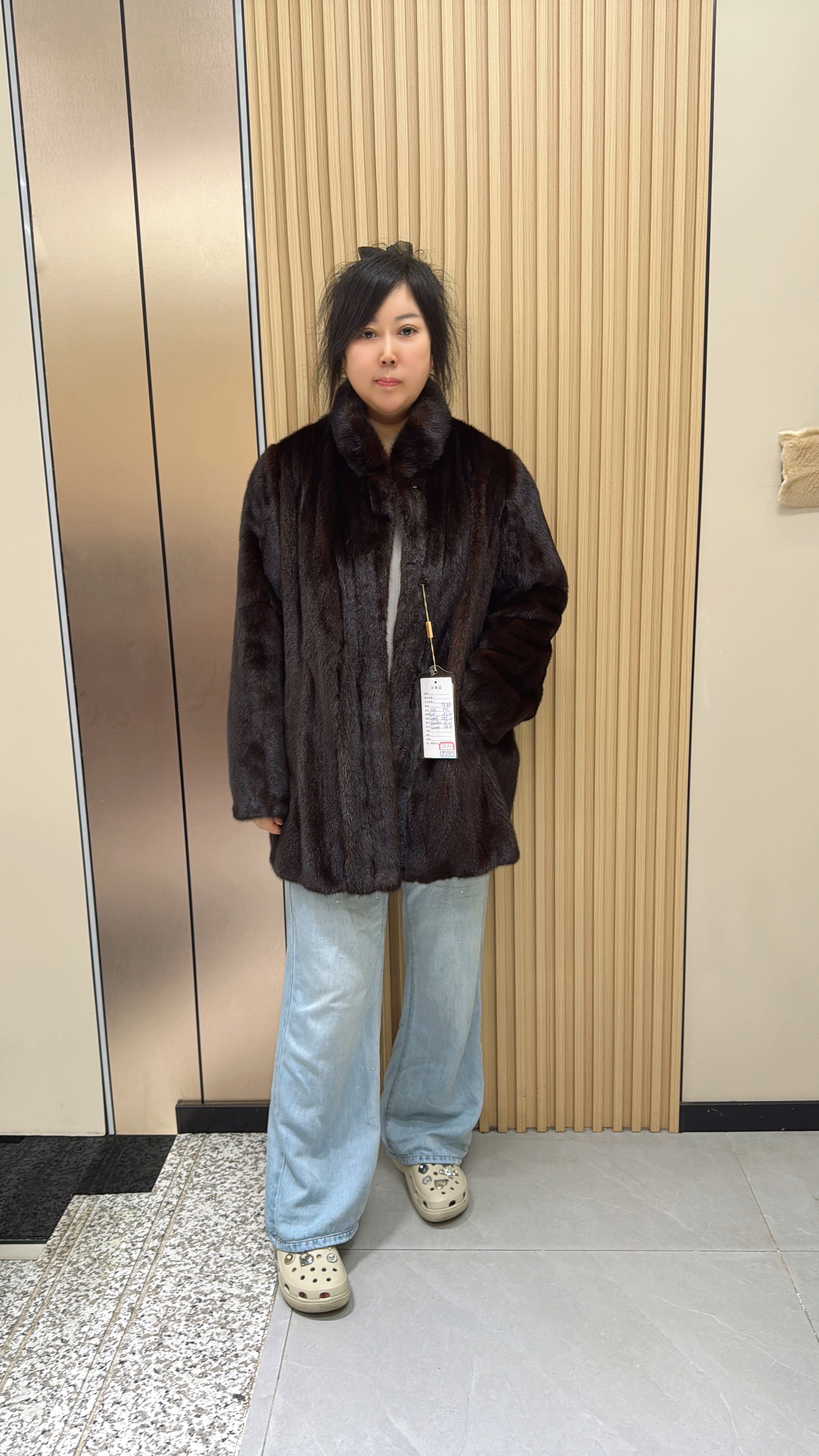 052 Brown mink fur coat with a stand-up collar design.