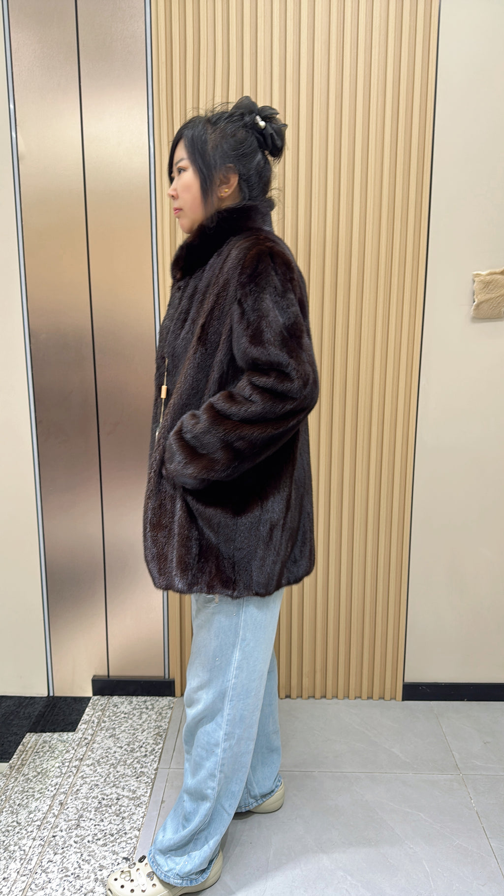 052 Brown mink fur coat with a stand-up collar design.