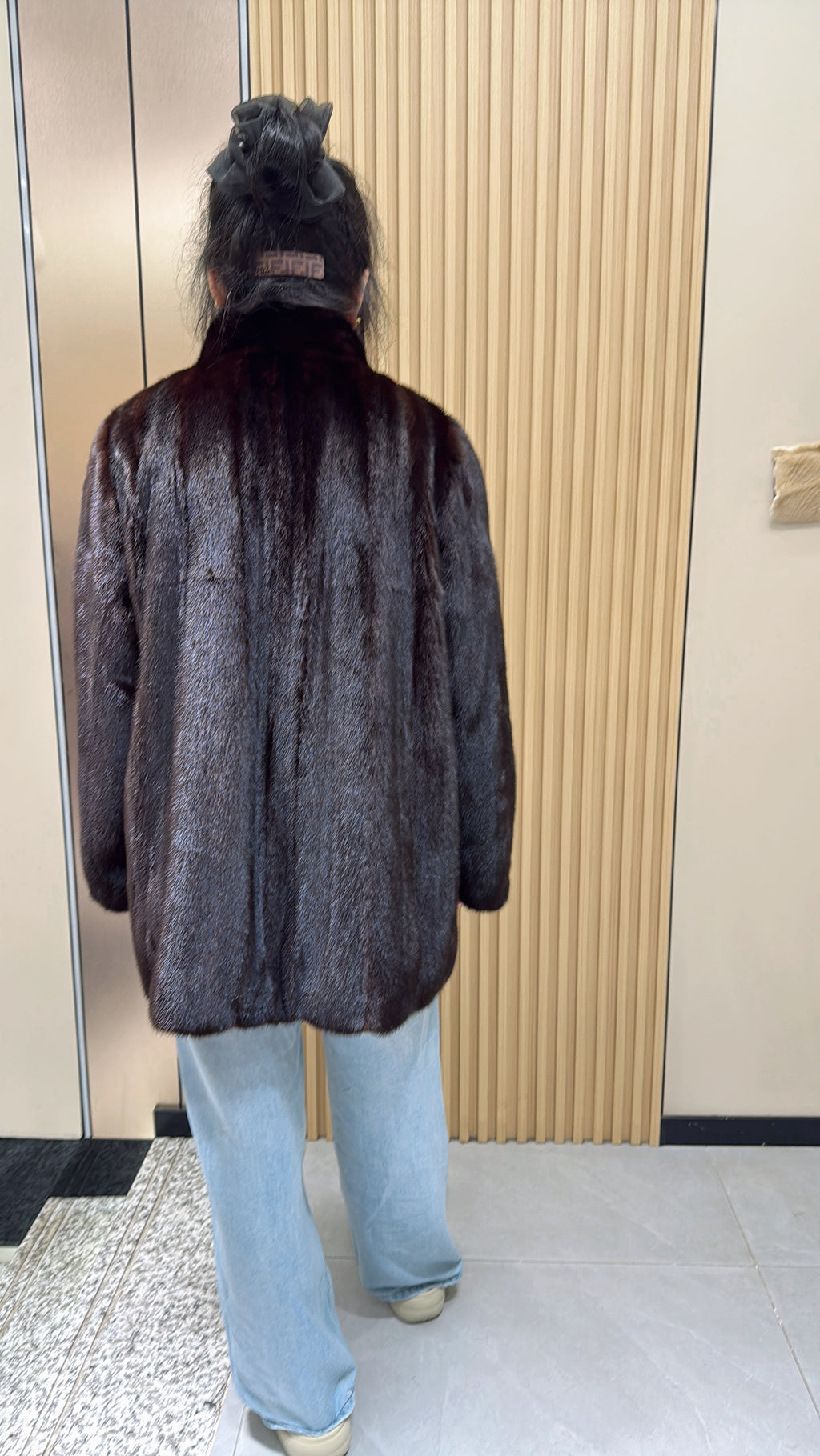 052 Brown mink fur coat with a stand-up collar design.