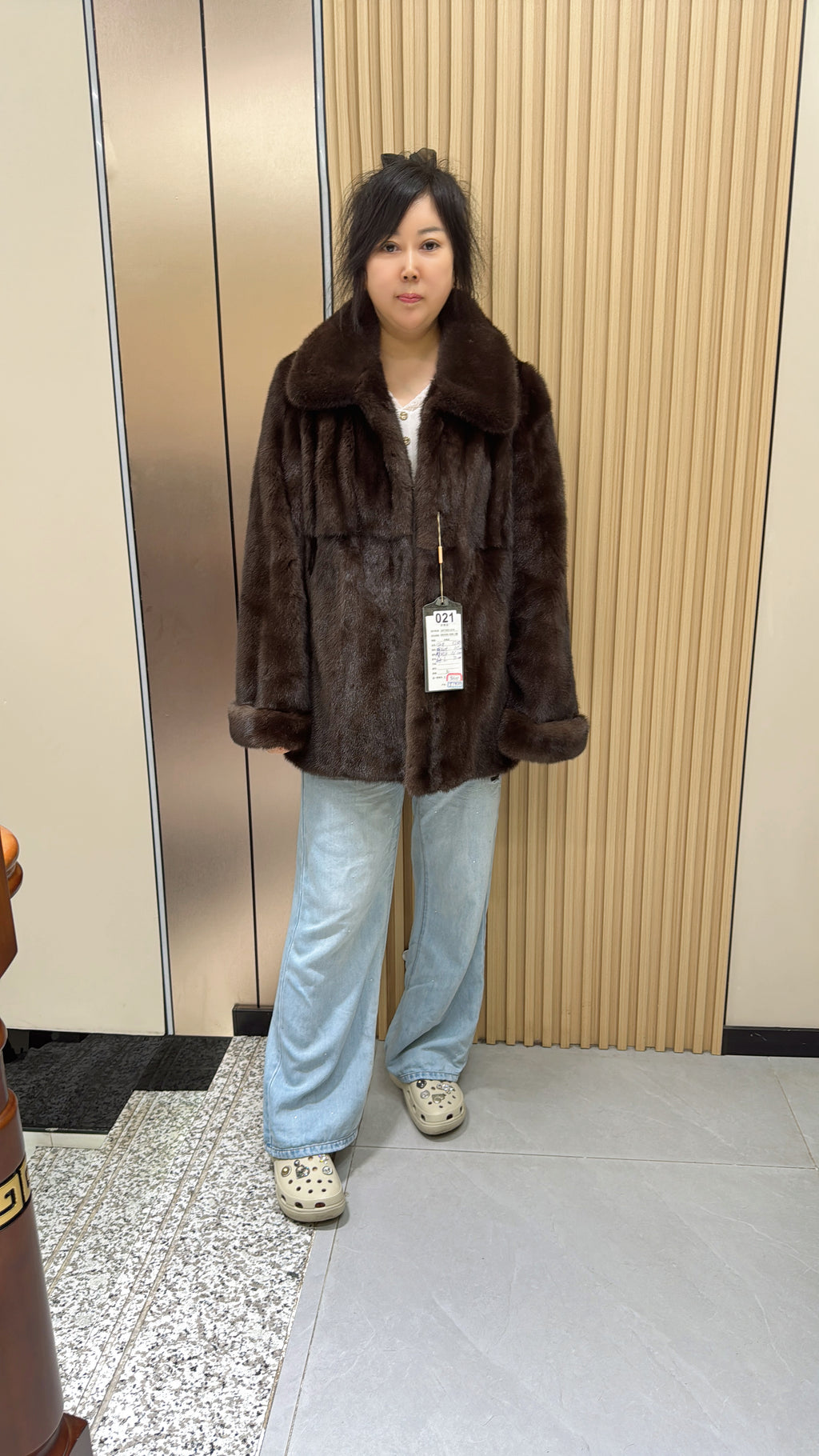 021 Brown Velvet-Finish Mink Coat with Lapel Collar and Cuffed Sleeves