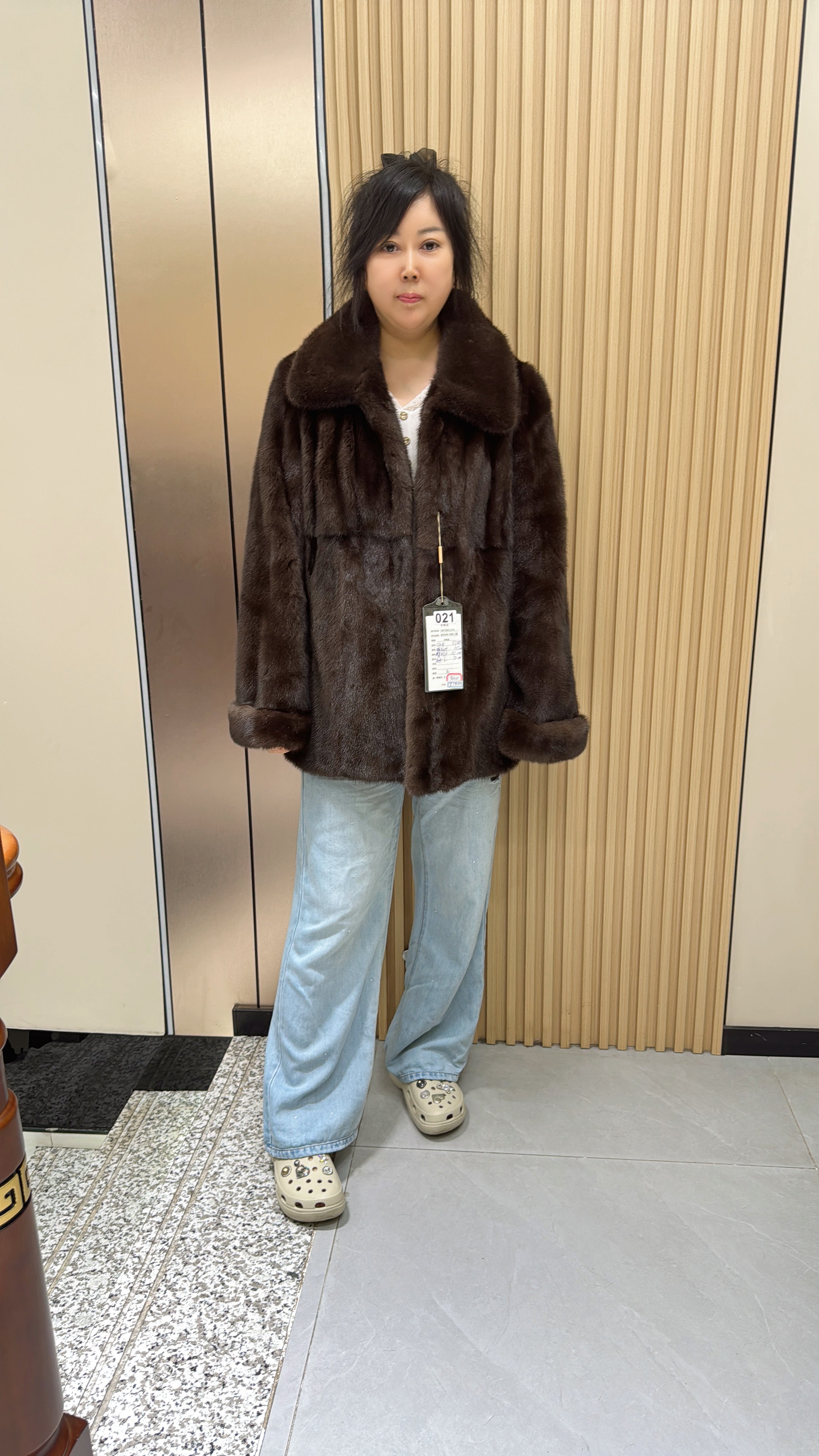 021 Brown Velvet-Finish Mink Coat with Lapel Collar and Cuffed Sleeves