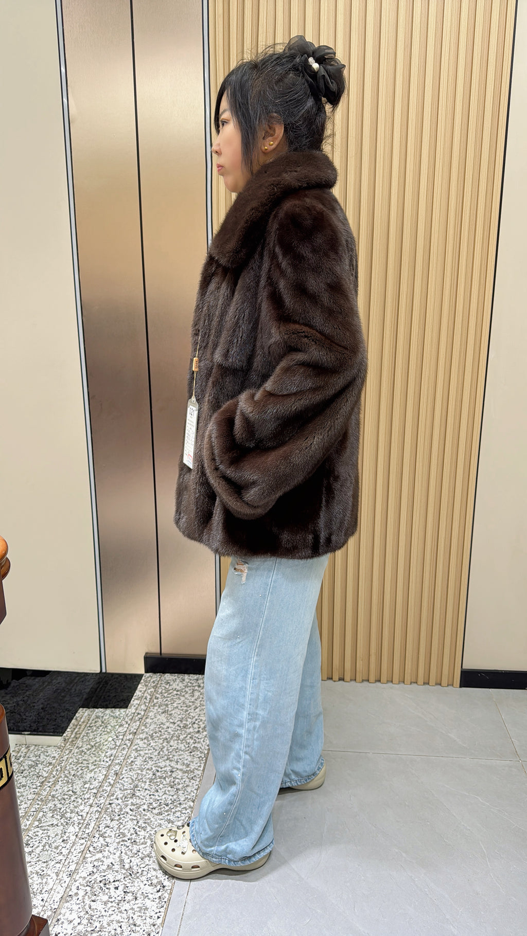 021 Brown Velvet-Finish Mink Coat with Lapel Collar and Cuffed Sleeves