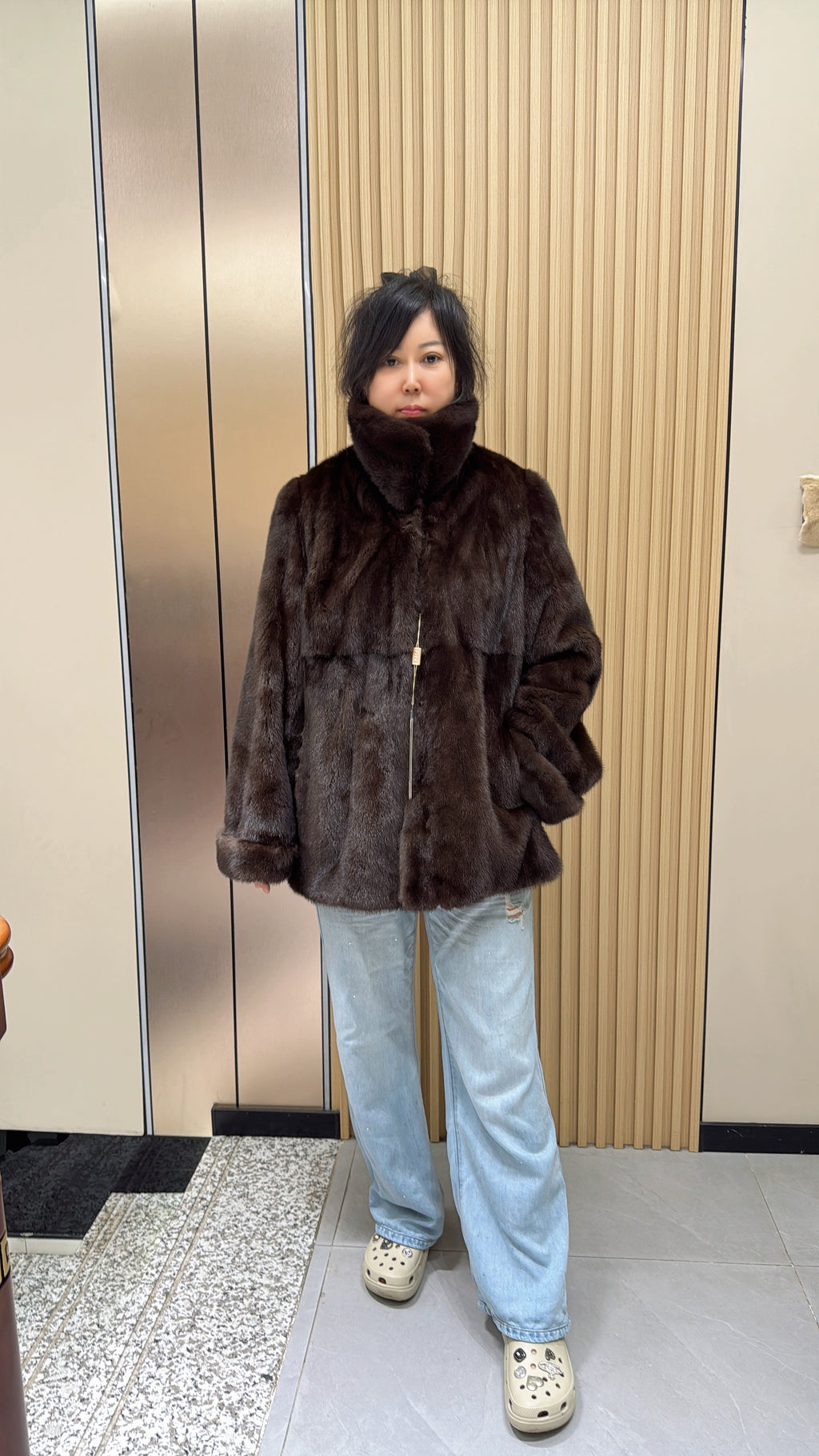 021 Brown Velvet-Finish Mink Coat with Lapel Collar and Cuffed Sleeves