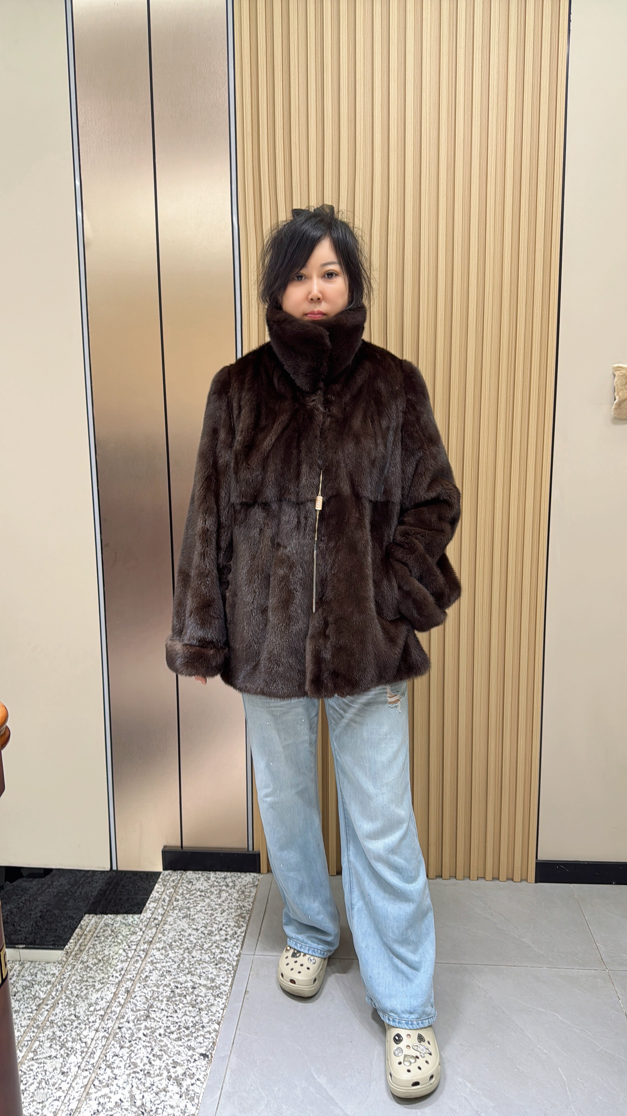 021 Brown Velvet-Finish Mink Coat with Lapel Collar and Cuffed Sleeves