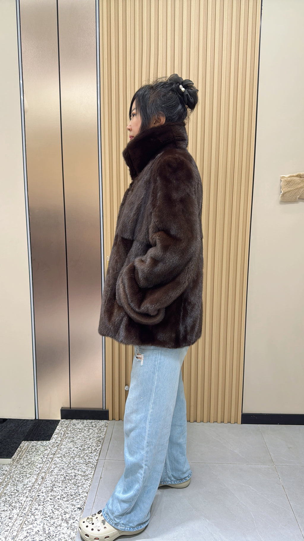 021 Brown Velvet-Finish Mink Coat with Lapel Collar and Cuffed Sleeves