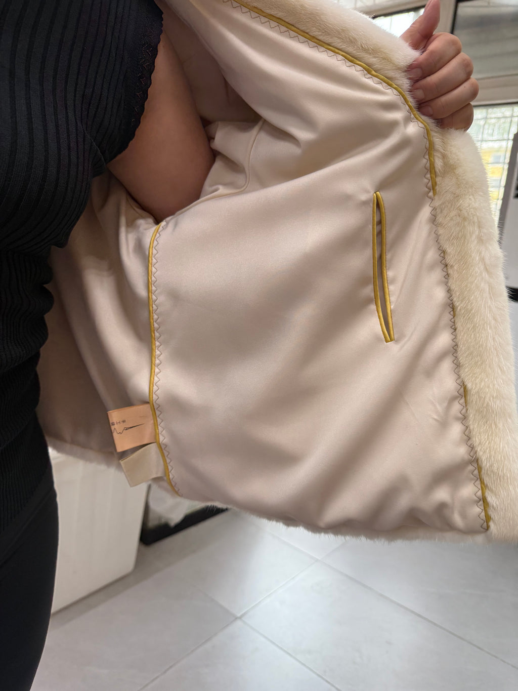 No. 058 Off-white V-neck mink fur coat