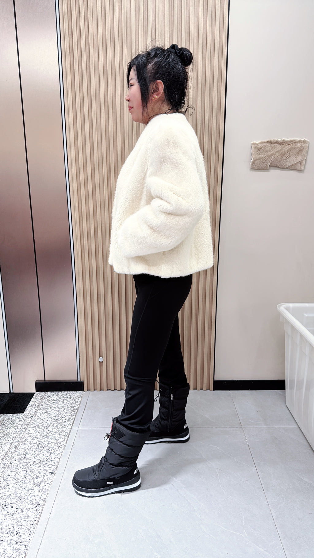 No. 058 Off-white V-neck mink fur coat
