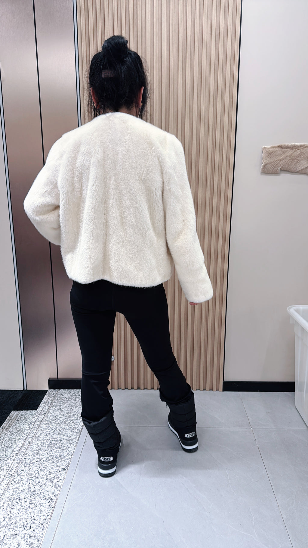 No. 058 Off-white V-neck mink fur coat