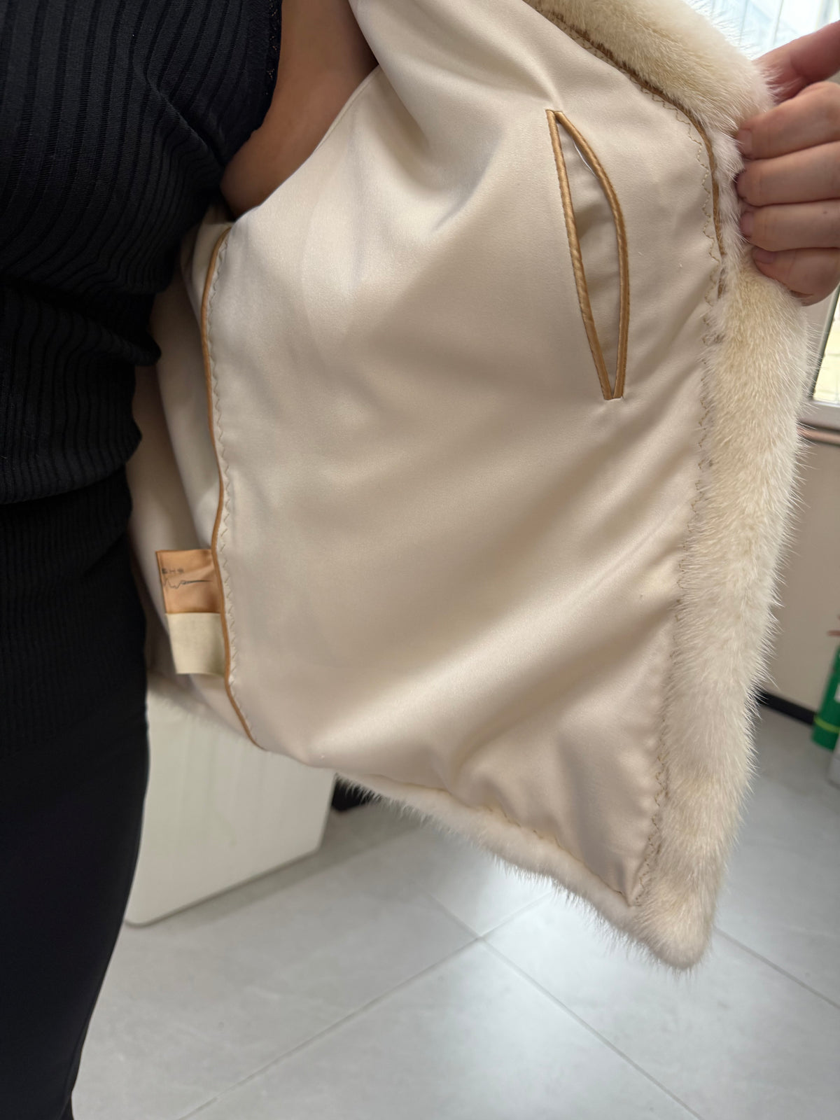 No. 054 Off-white V-neck mink fur coat